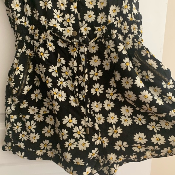 Forever 21 Romper. Great condition, only worn once. - Picture 4 of 4